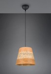 Lampa wisząca Joeline z kloszem w odcieniach brązu i beżu, wykonana z plecionego materiału, z czarnym zawieszeniem. Kształt stożkowaty, zawieszona na cienkim kablu, w minimalistycznym stylu. Tło w szarościach podkreśla elegancję lampy.
