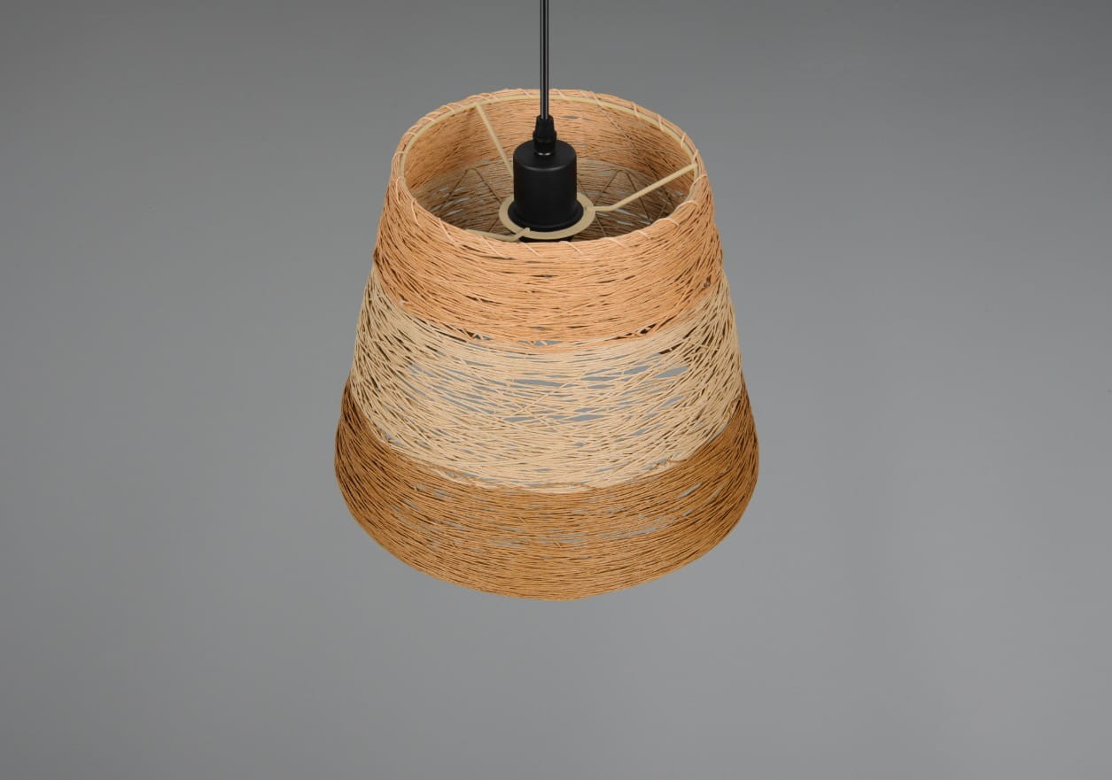 Lampa wisząca Joeline z kloszem w odcieniach brązowego i beżowego, wykonana z plecionki. Ujęcie z góry, klosz ma szeroką, stożkowatą formę. Widoczny gwint E27, zawieszony na czarnym przewodzie. Tło szare, co podkreśla kolorystykę lampy.