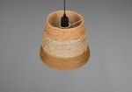Lampa wisząca Joeline z kloszem w odcieniach brązowego i beżowego, wykonana z plecionki. Ujęcie z góry, klosz ma szeroką, stożkowatą formę. Widoczny gwint E27, zawieszony na czarnym przewodzie. Tło szare, co podkreśla kolorystykę lampy.