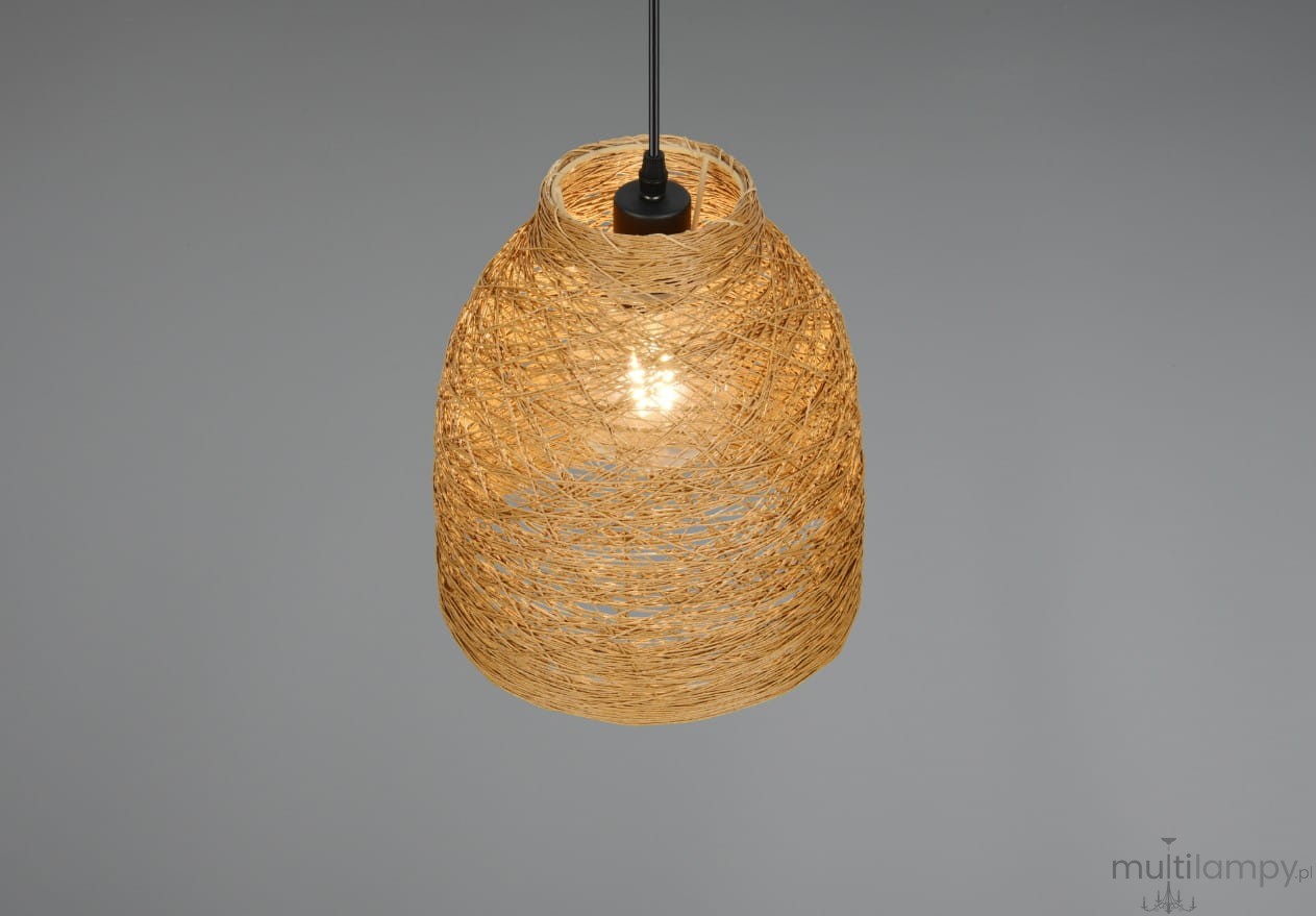 Lampa wisząca Joeline 1xE27, z brązowym kloszem z plecionego materiału o zaokrąglonym kształcie, zawieszona na czarnym przewodzie. Klosz przepuszcza światło, tworząc przytulną atmosferę. Tło szare, minimalistyczne.