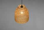 Lampa wisząca Joeline 1xE27, z brązowym kloszem z plecionego materiału o zaokrąglonym kształcie, zawieszona na czarnym przewodzie. Klosz przepuszcza światło, tworząc przytulną atmosferę. Tło szare, minimalistyczne.