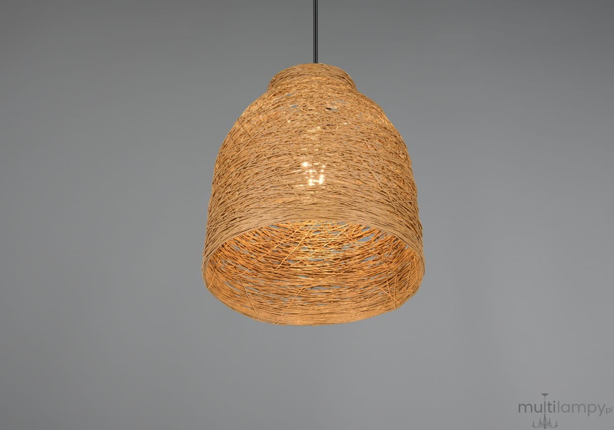 Lampa wisząca Joeline z kloszem w kolorze naturalnym, wykonanym z plecionego materiału, w kształcie kulistym. Zawieszona na czarnym kablu, przystosowana do żarówki E27. Tło w jednolitym, szarym kolorze.