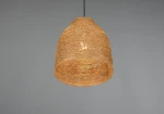 Lampa wisząca Joeline z kloszem w kolorze naturalnym, wykonanym z plecionego materiału, w kształcie kulistym. Zawieszona na czarnym kablu, przystosowana do żarówki E27. Tło w jednolitym, szarym kolorze.