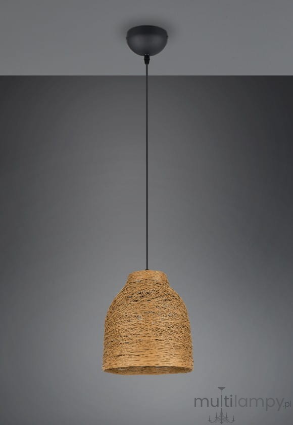 Lampa wisząca Joeline z abażurem w kolorze brązowym z plecionki, zawieszona na czarnym kablu. Abażur ma kształt stożkowaty, a całość montowana jest do sufitu. Tło w odcieniach szarości.