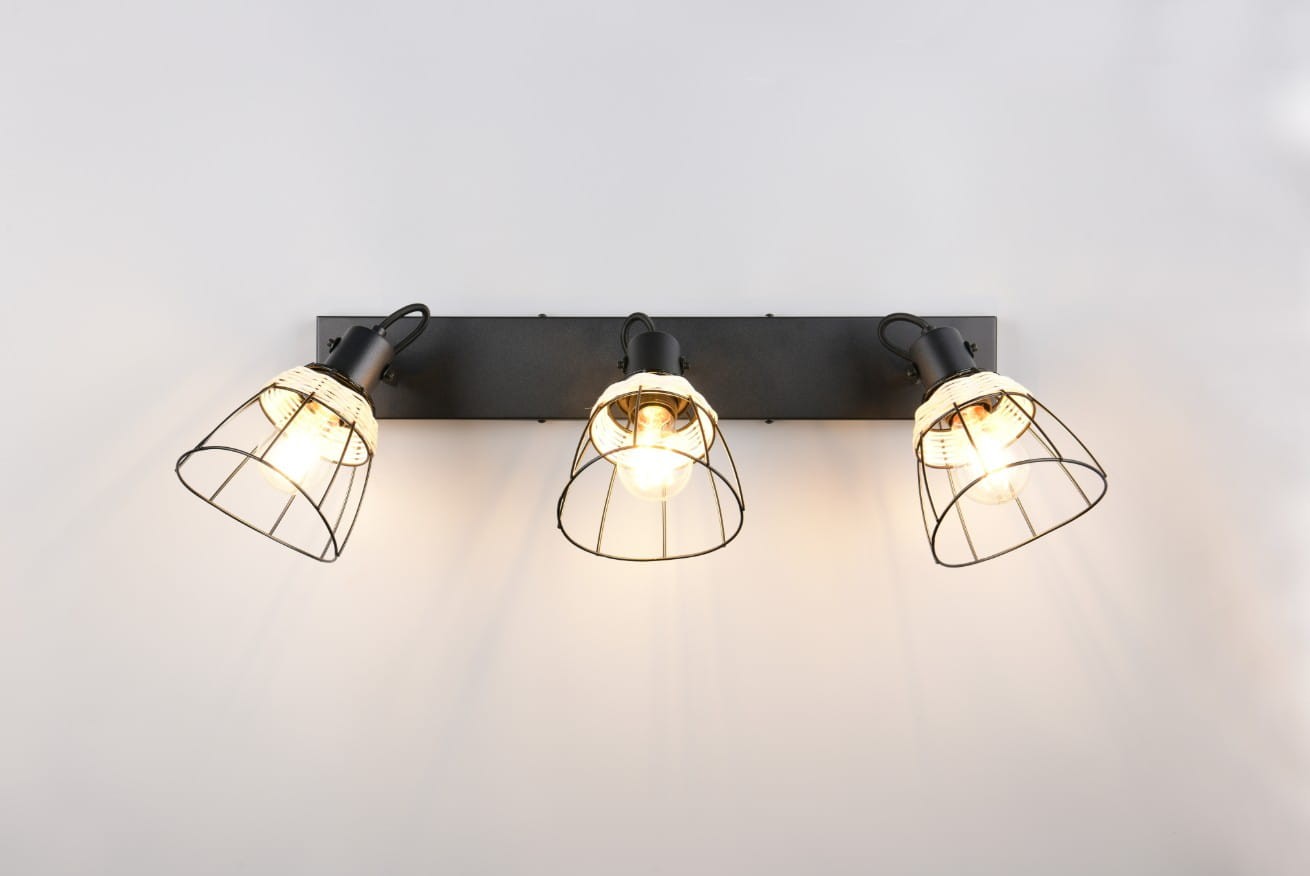Czarna lampa sufitowa Jarome z trzema spotami E27, z metalowymi kloszami w kształcie siatki. Ujęcie frontalne, montowana na ścianie, z widocznymi żarówkami, zapewniająca nowoczesne oświetlenie.