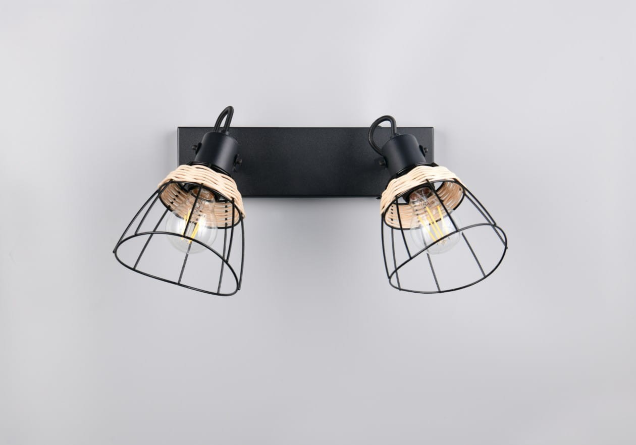 Czarna lampa sufitowa typu spot z dwoma kloszami. Klosze w metalowej siatce z naturalnym wykończeniem. Montowana na prostokątnej podstawie, widok frontalny. Idealna do nowoczesnych wnętrz. Wymaga dwóch żarówek E27.