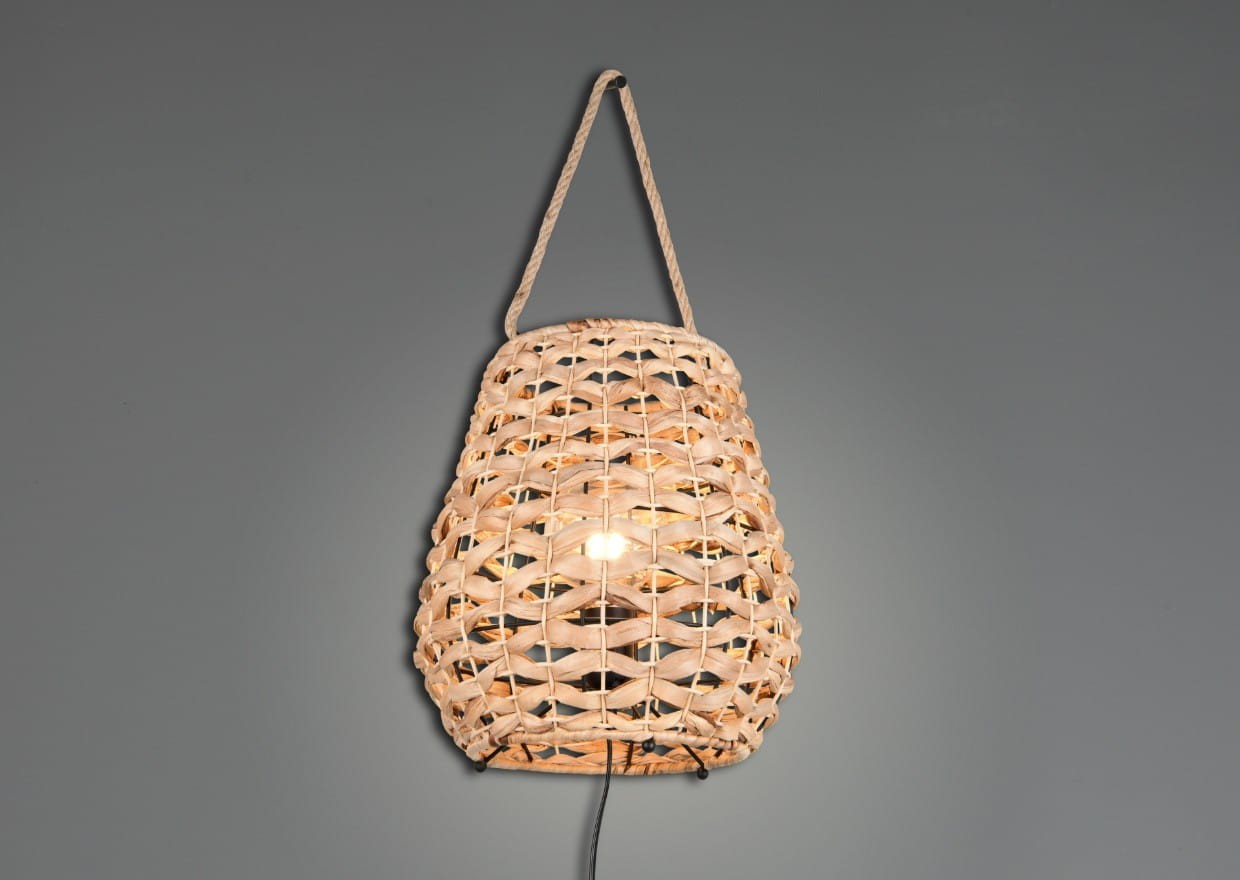Lampa stołowa Jean w kolorze czarnym i naturalnym, wykonana z plecionki. Posiada okrągły kształt z widocznym żarnikiem wewnątrz, zawieszona na czarnym przewodzie. Ujęcie z boku, na szarym tle. Wymiary i detale konstrukcyjne nieczytelne.