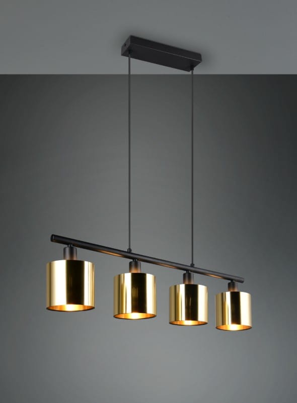 Lampa wisząca Jason z czterema oprawami E14, w kolorze czarnym i złotym. Posiada prostokątny stelaż w kolorze czarnym, z czterema cylindrycznymi kloszami w wykończeniu złotym, zwisająca na cienkich linkach, umieszczona na szarym tle.