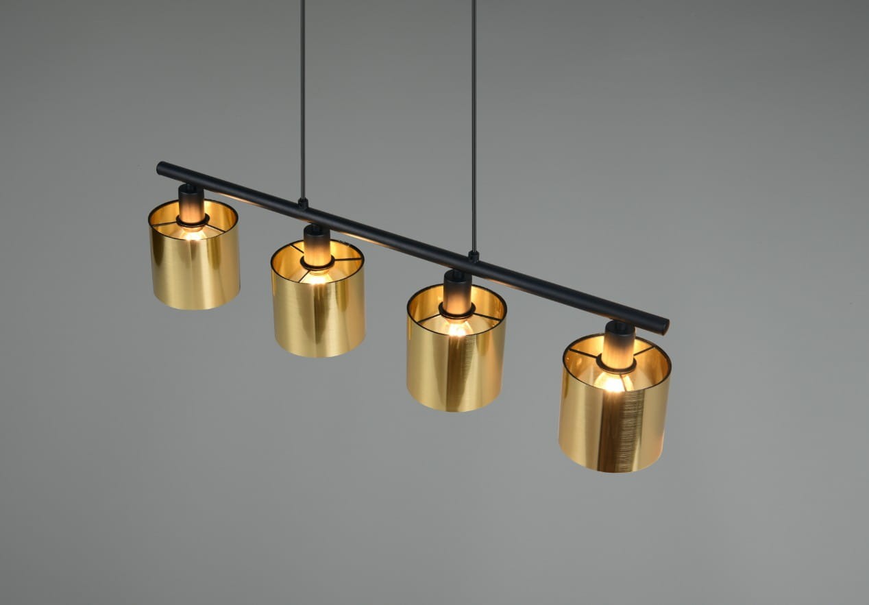 Lampa wisząca Jason z czterema oprawami E14, zawieszona na czarnym stelażu. Każda z opraw ma złote, cylindryczne klosze, które odbijają światło, nadając elegancki wygląd. Kąt ujęcia z góry, na szarym tle.