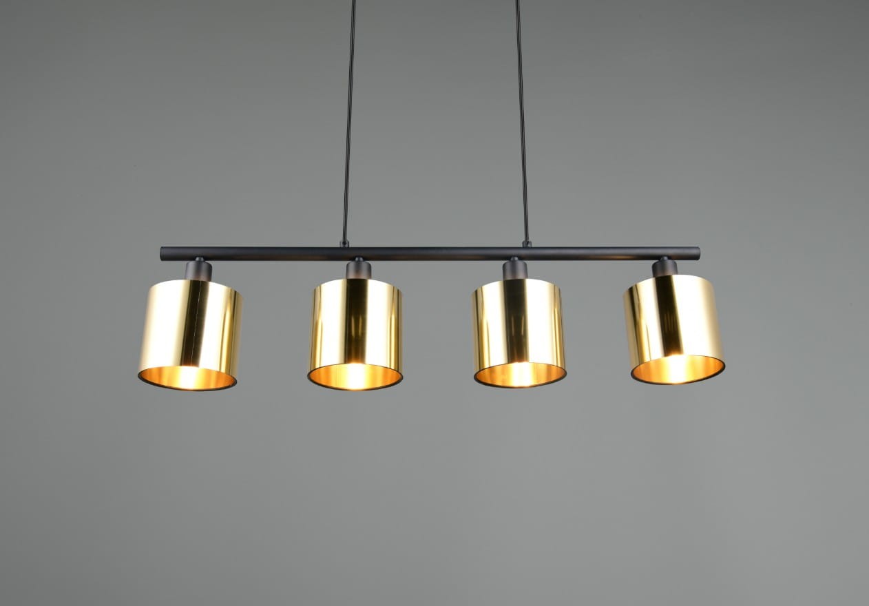 Lampa wisząca Jason 4xE14 w kolorze czarnym i złotym, składająca się z czterech cylindrycznych kloszy. Klosze mają błyszczące wykończenie, zawieszone na prostokątnej, czarnej belce. Produkt wisi na dwóch długich przewodach, na szarym tle.