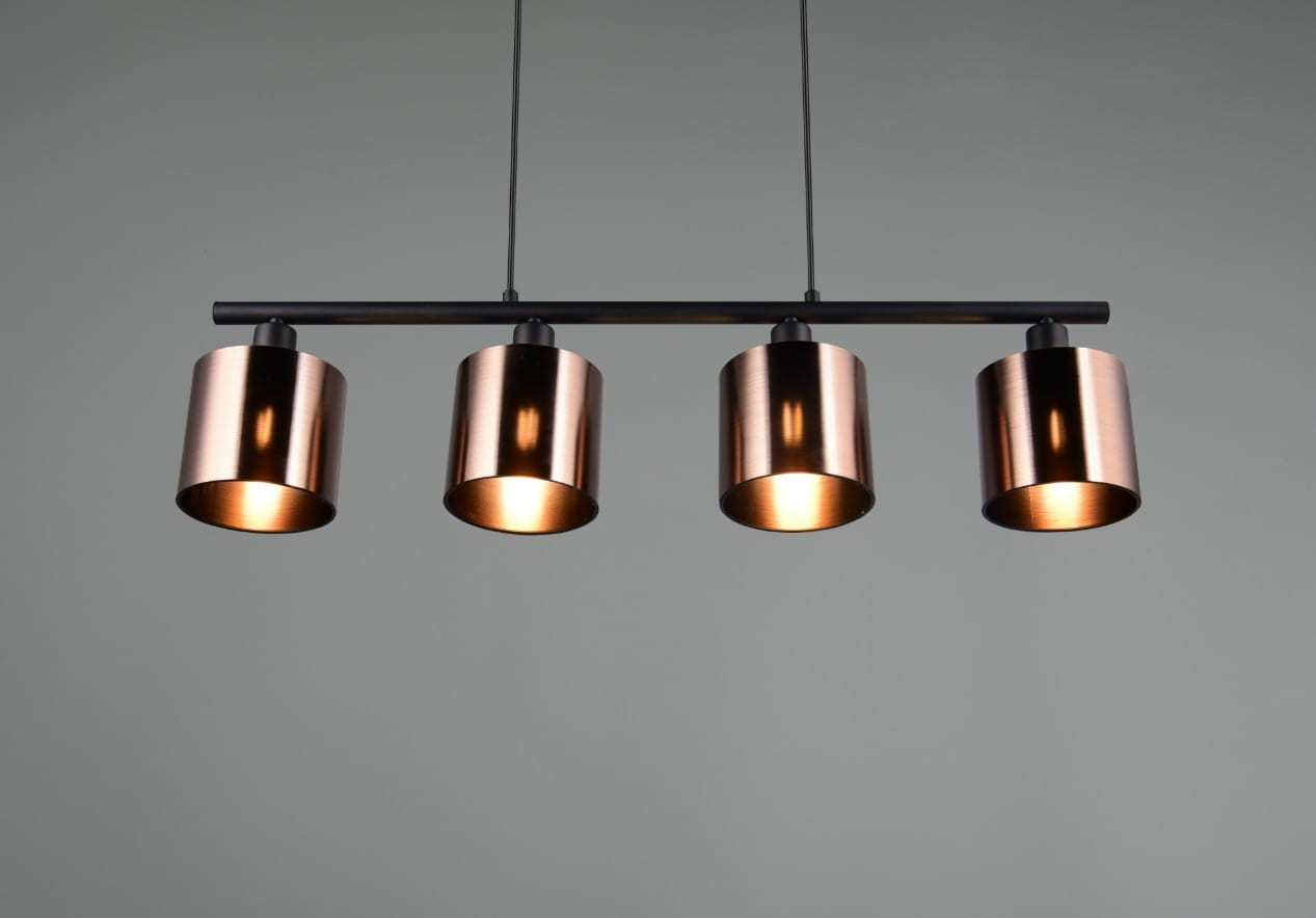 Lampa wisząca Jason z czterema kloszami E14 w kolorze czarnym i brązowym. Klosze mają cylindryczny kształt, wykonane z metalicznego materiału, zawieszone na czarnym stelażu. Ujęcie frontalne, produkt wisi na dwóch smukłych linkach.
