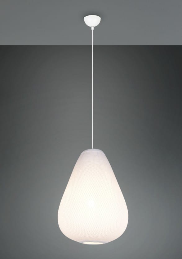 Lampa wisząca Janine w kształcie kropli, biała, wykonana z tworzywa. Zawieszona na długim, białym przewodzie. Oświetlenie z oprawą na jedną żarówkę E27. Tło w ciemnoszarym kolorze podkreśla jej minimalistyczny design.