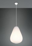 Lampa wisząca Janine w kształcie kropli, biała, wykonana z tworzywa. Zawieszona na długim, białym przewodzie. Oświetlenie z oprawą na jedną żarówkę E27. Tło w ciemnoszarym kolorze podkreśla jej minimalistyczny design.