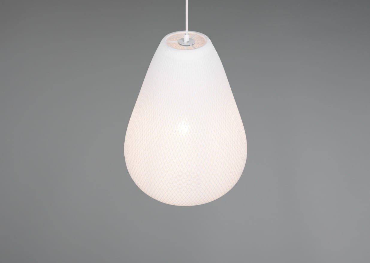 Lampa wisząca Janine w kolorze białym, o kształcie kropli, wykonana z materiału teksturowanego. Zawieszona na białym przewodzie, widoczna żarówka E27. Tło szare, minimalistyczne.