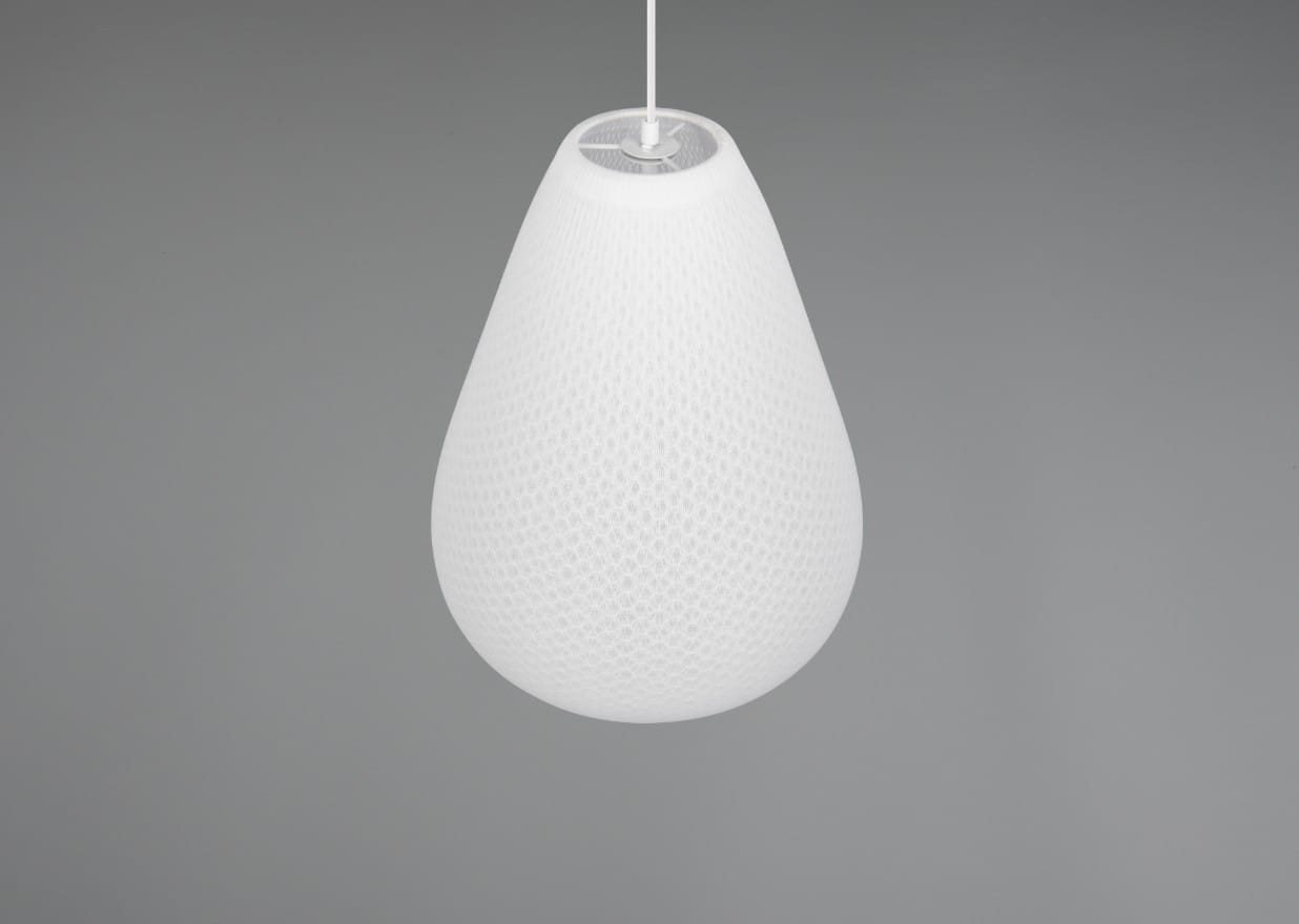 Lampa wisząca Janine z białym kloszem w kształcie kropli, wykonana z materiału o strukturze siatki. Zawieszona na cienkim przewodzie, widoczny gwint E27 u góry. Tło w odcieniach szarości.