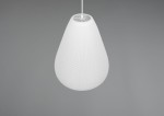 Lampa wisząca Janine z białym kloszem w kształcie kropli, wykonana z materiału o strukturze siatki. Zawieszona na cienkim przewodzie, widoczny gwint E27 u góry. Tło w odcieniach szarości.