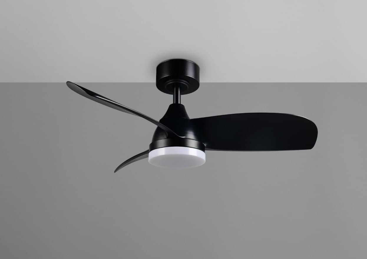 Lampa sufitowa z wentylatorem w kolorze czarnym, z trzema opływowymi łopatkami i okrągłą, białą oprawą LED. Ujęcie z dołu, produkt zamontowany na suficie, z pilotem do zdalnego sterowania. Idealna do nowoczesnych wnętrz.