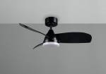 Lampa sufitowa z wentylatorem w kolorze czarnym, z trzema opływowymi łopatkami i okrągłą, białą oprawą LED. Ujęcie z dołu, produkt zamontowany na suficie, z pilotem do zdalnego sterowania. Idealna do nowoczesnych wnętrz.