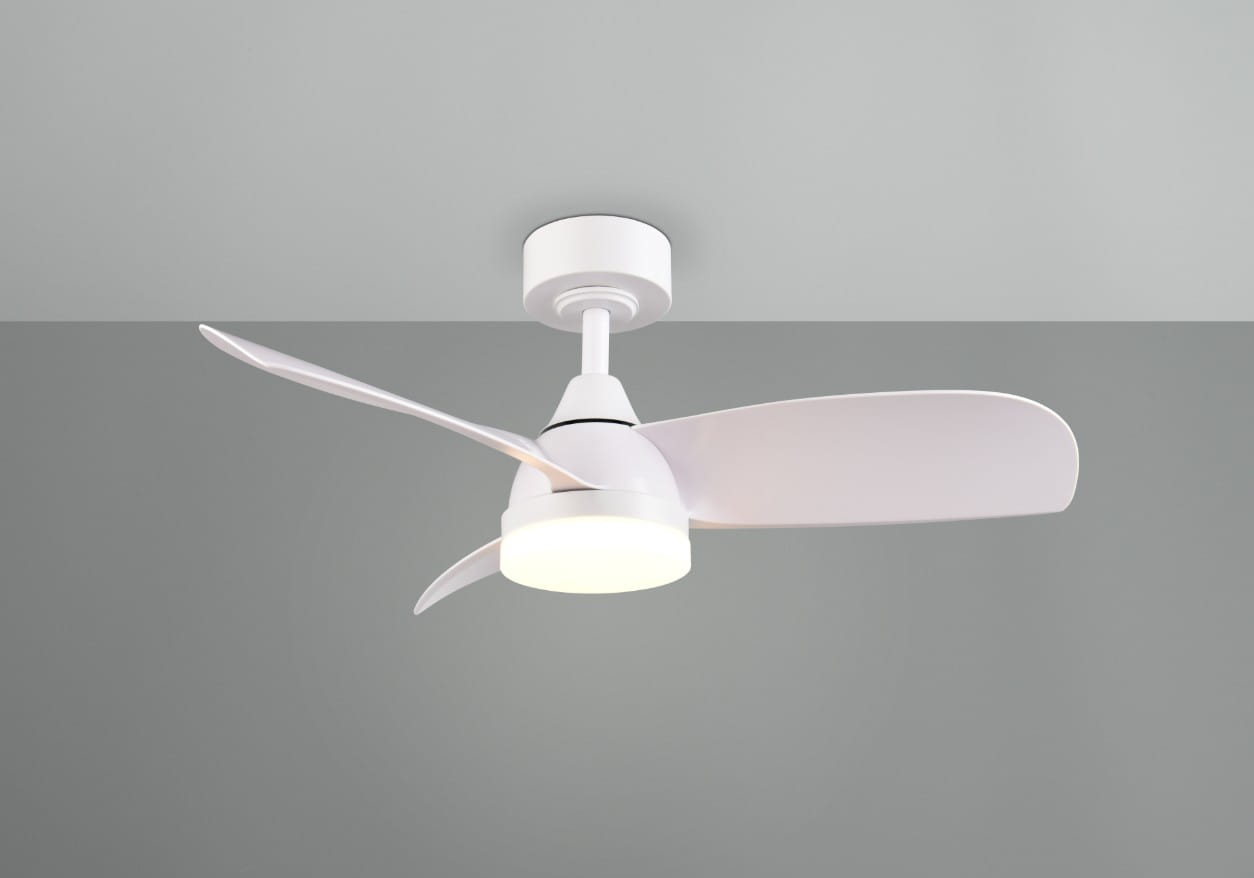 Lampa sufitowa z wentylatorem w kolorze białym, z dwoma aerodynamicznymi skrzydłami. Osłona LED o mocy 20W, zamontowana na centralnym trzonie. Widok z dołu, wisząca pod sufitem, z pilotem do sterowania. Tło szare.
