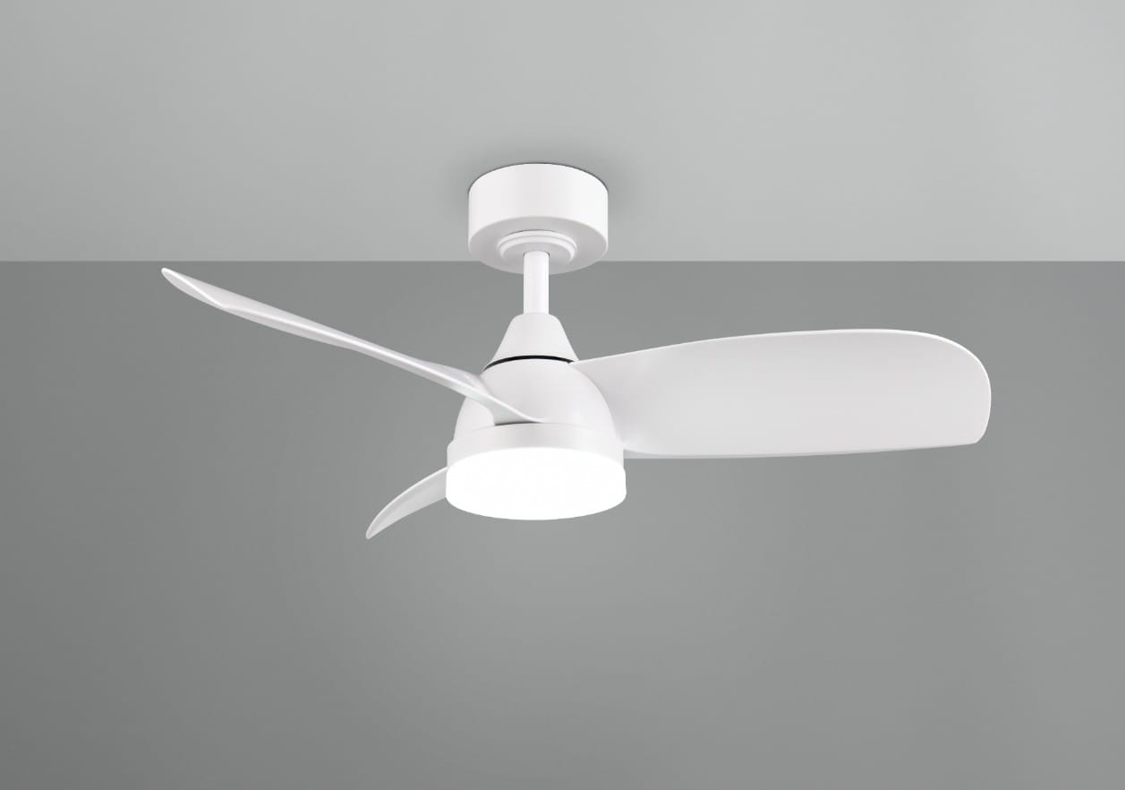 Lampa sufitowa z wentylatorem Helsinki w kolorze białym, z jedną żarówką LED o mocy 20W. Widziana z dołu, z widocznymi dwoma skrzydłami wentylatora i okrągłym kloszem. Produkt zamontowany na suficie, na jednolitym tle.