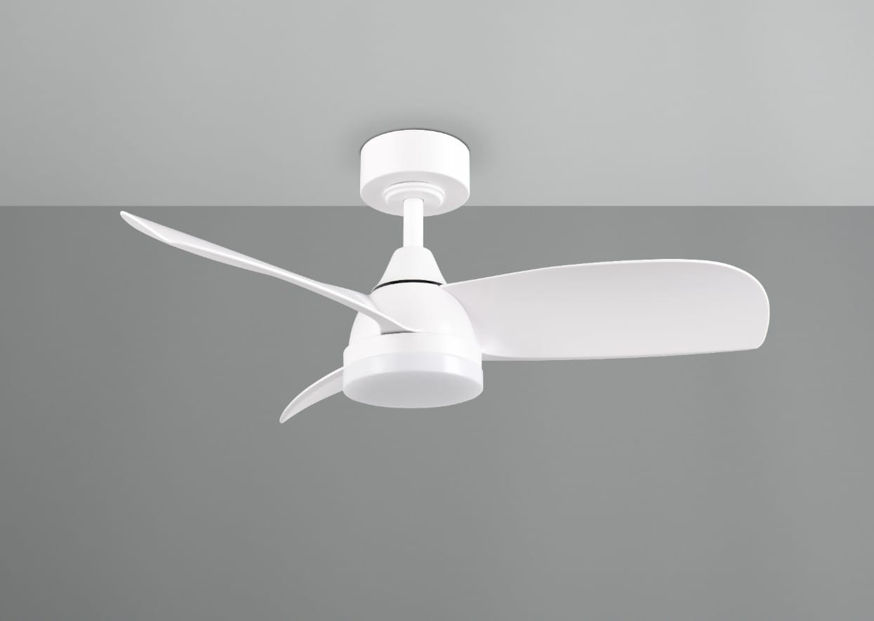 Biała lampa sufitowa z wentylatorem, z dwoma śmigłami i centralnym źródłem światła LED o mocy 20W. Montaż na suficie, widok z dołu. Pilot do zdalnego sterowania w zestawie. Tło w odcieniach szarości.