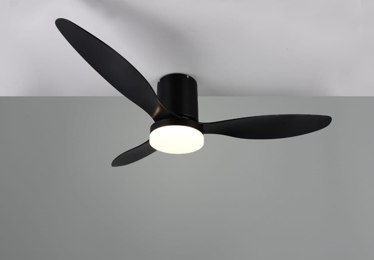 Lampa sufitowa Göteborg z wentylatorem, w kolorze czarnym, z trzema łopatkami i okrągłym źródłem światła LED. Zawieszona na szarym tle, widoczna z dołu. Wbudowany pilot do zdalnego sterowania.