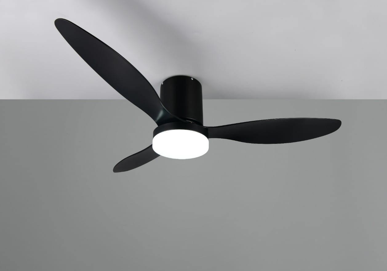 Czarna lampa sufitowa z wentylatorem, wyposażona w okrągły dyfuzor LED o mocy 20W. Produkt jest zamontowany na suficie, z trzema aerodynamicznymi łopatkami wentylatora widocznymi w zbliżeniu. Tło w odcieniu szarości.