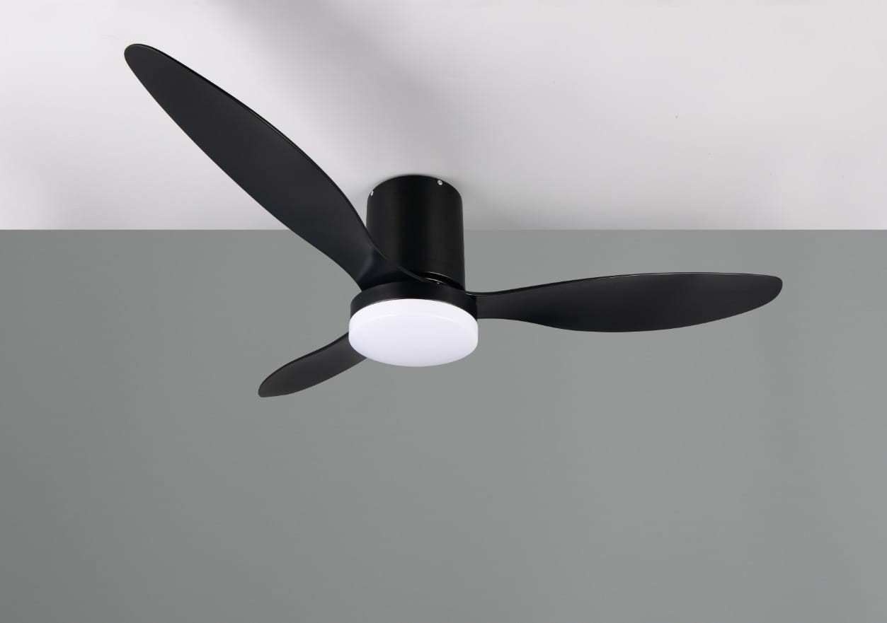 Göteborg lampa sufitowa z wentylatorem w kolorze czarnym, z trzema aerodynamicznymi łopatkami i okrągłym kloszem LED. Ujęcie z dołu, ukazujące wentylator zamontowany na suficie, na jednolitym szarym tle.