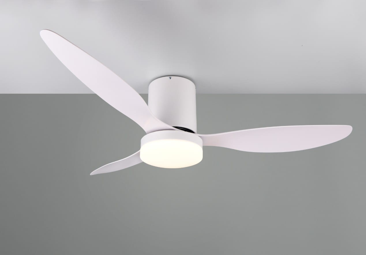 Lampa sufitowa Göteborg z wentylatorem, biała, z trzyłopatkowymi skrzydłami. Okrągły klosz z diodą LED, moc 20W. Produkt zamontowany na suficie, widok z dołu. Tło w stonowanym odcieniu szarości.