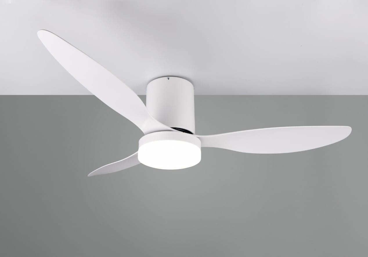 Biała lampa sufitowa Göteborg z wentylatorem, o okrągłej podstawie i trzema płaskimi, aerodynamicznymi skrzydłami. Zintegrowane oświetlenie LED o mocy 20W. Produkt zamontowany na suficie, z pilotem do zdalnego sterowania. Tło w odcieniach szarości.