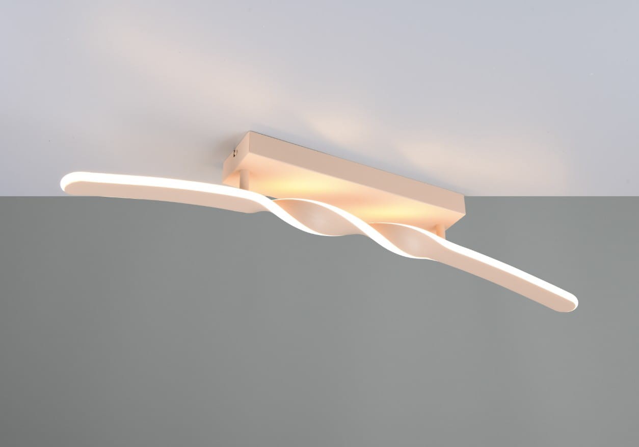 Lampa sufitowa Ginko w kolorze piaskowym, z jedną diodą LED o mocy 18W. Posiada falisty kształt i zamontowaną prostokątną podstawę. Ujęcie z dołu, ukazujące detal wzoru oraz źródło światła. Tło w odcieniach szarości.