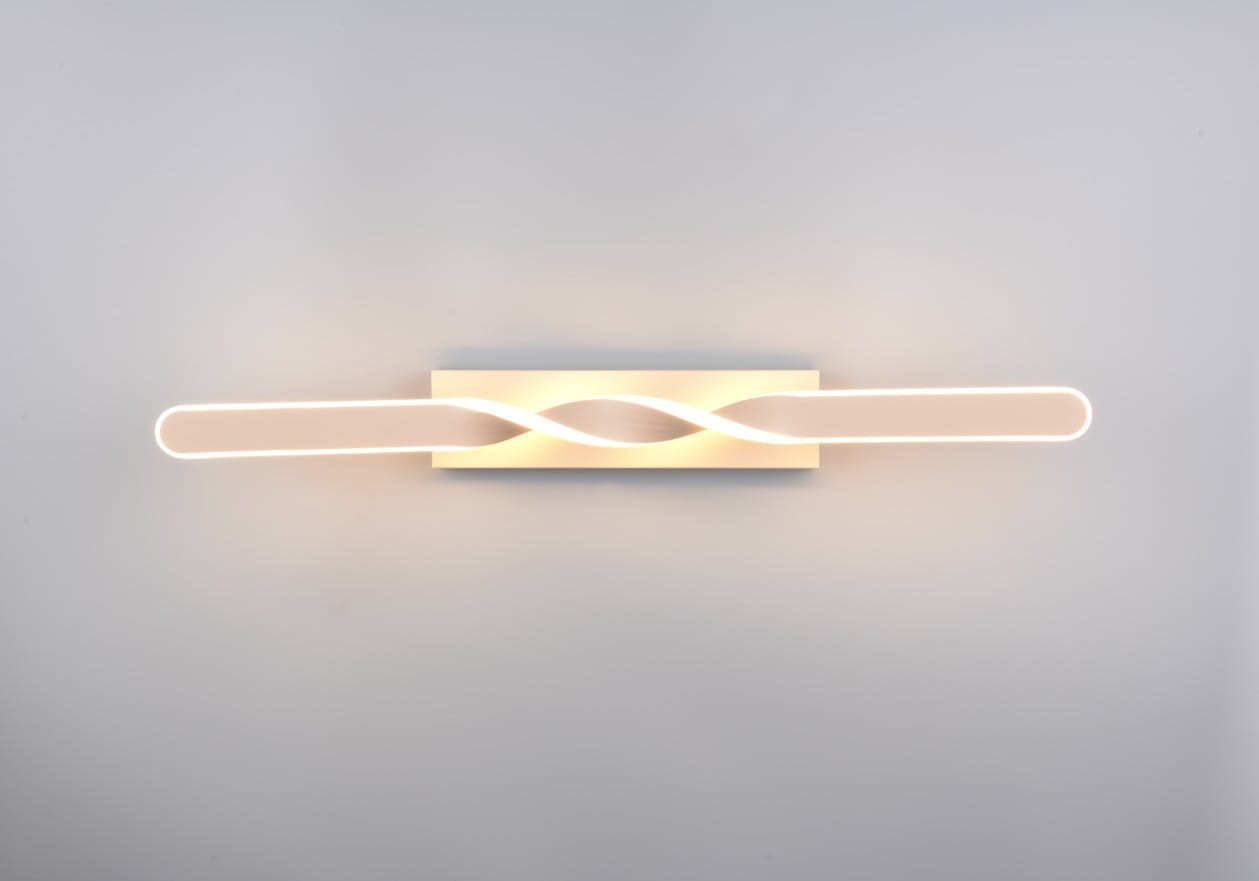 Lampa sufitowa Ginko w kolorze piaskowym, z jedną diodą LED o mocy 18W. Posiada prostokątną podstawę z wygiętymi elementami, emitującymi miękkie światło. Zawieszona w poziomie, na gładkim tle.