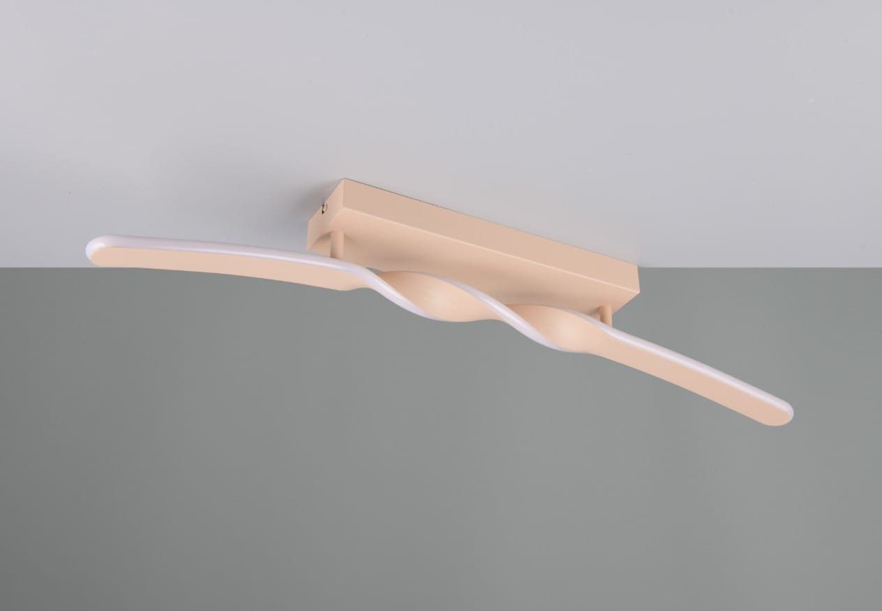 Lampa sufitowa Ginko w kolorze piaskowym z jedną diodą LED o mocy 18W. Posiada falisty kształt z białym akcentem wzdłuż. Montowana do sufitu, widoczna z góry, na jednolitym tle.