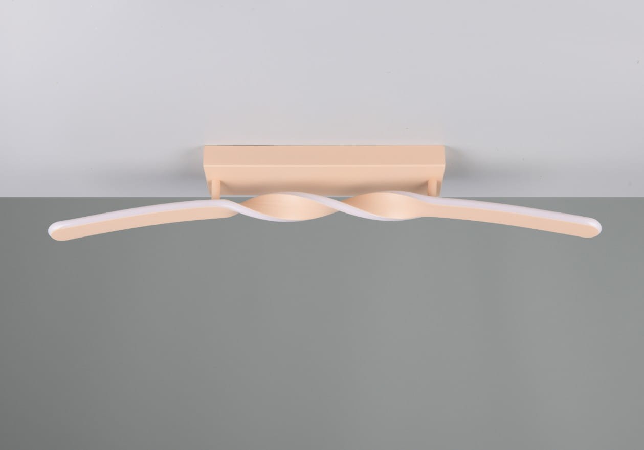 Lampa sufitowa Ginko w kolorze piaskowym z jednolitą, falistą strukturą, z zamontowanym źródłem światła LED o mocy 18W. Ujęcie frontalne, lampa zamontowana na gładkim, jasnym tle.