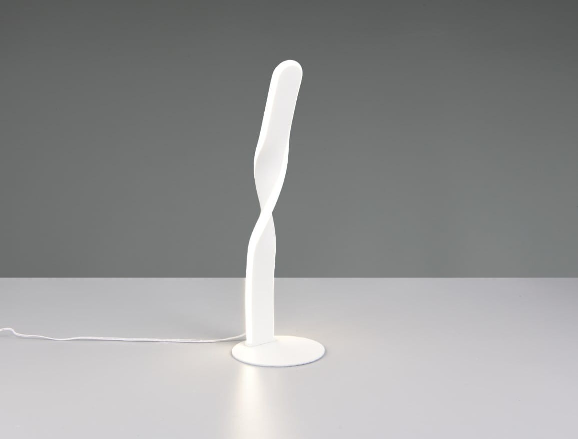 Lampa stołowa Ginko w kolorze białym, z LED 10W, o smukłej, skręconej formie. Ustawiona na okrągłej podstawie, z widocznym kablem zasilającym. Prosta, nowoczesna estetyka, idealna do biura lub salonu.