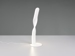 Lampa stołowa Ginko w kolorze białym, z LED 10W, o smukłej, skręconej formie. Ustawiona na okrągłej podstawie, z widocznym kablem zasilającym. Prosta, nowoczesna estetyka, idealna do biura lub salonu.