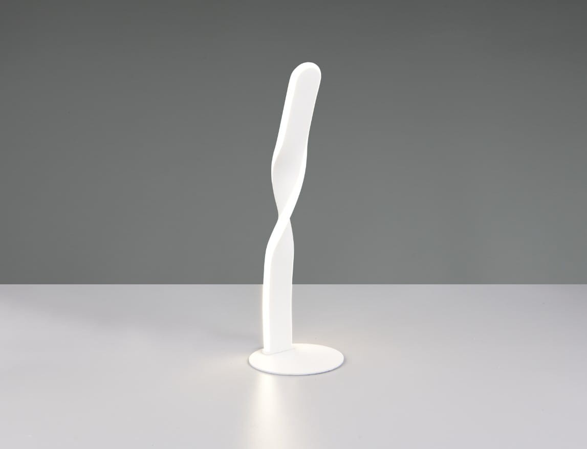 Lampa stołowa Ginko w kolorze białym, wykonana z tworzywa, o unikalnym, spiralnym kształcie. Ustawiona na okrągłej podstawie, z widocznym źródłem światła LED o mocy 10W. Tło w szaro-białej tonacji, na płaskiej powierzchni.