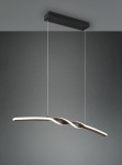 Lampa wisząca Ginko w kolorze czarnym, z jedną diodą LED o mocy 18W. Ma smukły, falisty kształt oraz jest zawieszona na przezroczystych linkach. Montowana do sufitu na prostokątnej podstawie. Tło w odcieniach szarości.