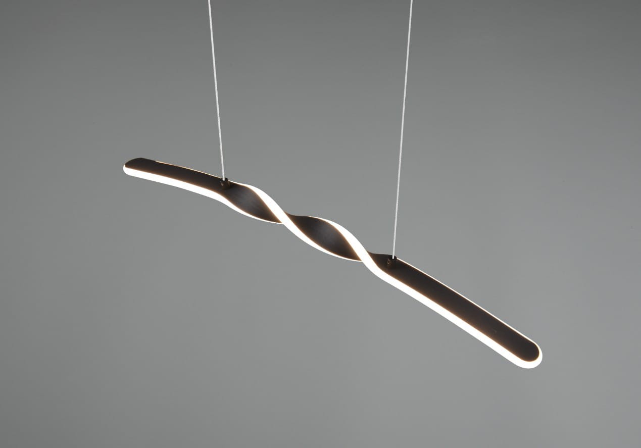 Lampa wisząca Ginko w kolorze czarnym z LED 18W, o falistym kształcie. Zawieszona na cienkich linkach, z wyraźnym podświetleniem krawędzi. Prosta, nowoczesna forma, idealna do minimalistycznych wnętrz. Tło szare, bez dodatkowych elementów.