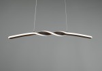 Lampa wisząca Ginko w kolorze czarnym, o prostym, wydłużonym kształcie z delikatnym, falistym wzorem. Wyposażona w jedno źródło światła LED o mocy 18W. Zawieszona na cienkich linkach, prezentuje nowoczesny design. Tło zdjęcia szare.