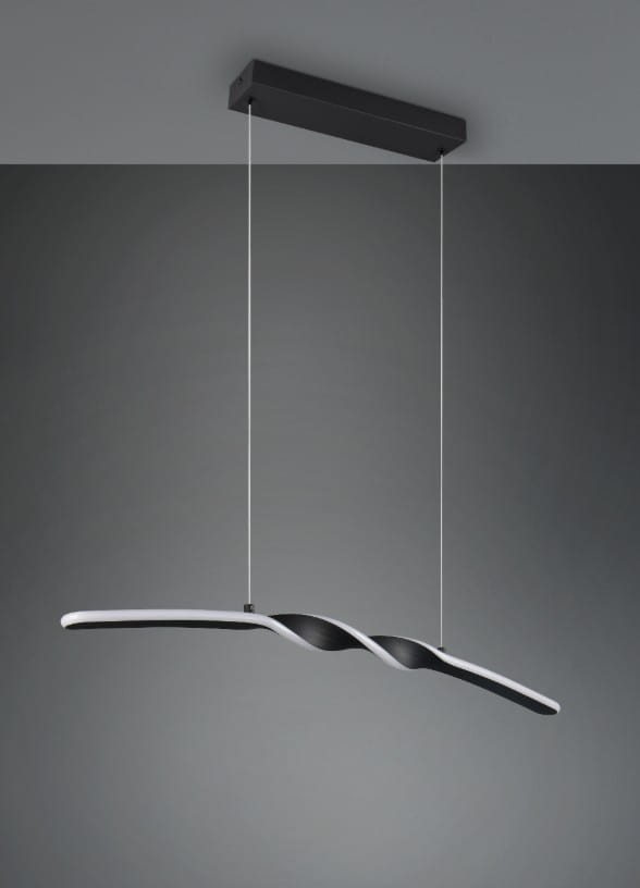 Lampa wisząca Ginko w kolorze czarnym z LED o mocy 18W. Posiada nowoczesny, falisty kształt, z widocznymi przewodami. Montowana na prostokątnej, czarnej podstawie, zawieszona na dwóch cienkich linkach. Tło w odcieniach szarości.