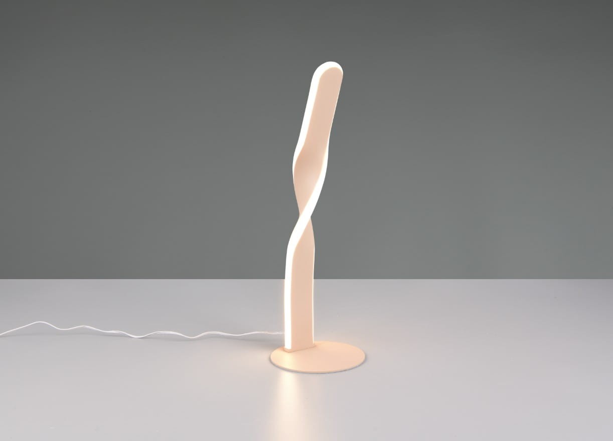 Lampa stołowa Ginko w kolorze piaskowym, z unikalnym, kręconym kształtem. Ustawiona na okrągłej podstawie, z widocznym kablem zasilającym. Źródło światła LED 10W, do użytku wewnętrznego. Tło szare, minimalistyczne.