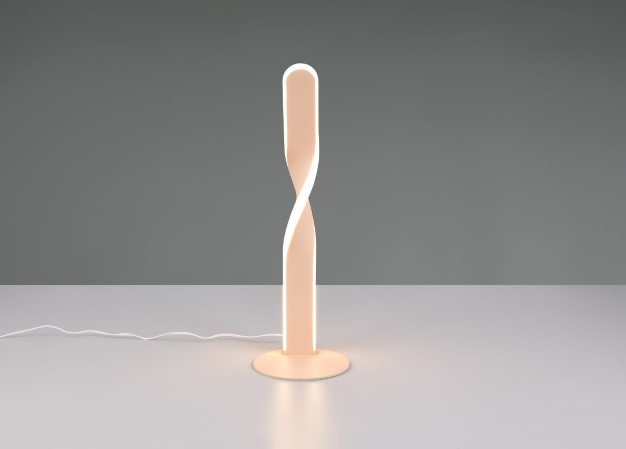 Lampa stołowa Ginko w kolorze piaskowym, z charakterystycznym, skręconym kształtem. Wyposażona w 1 żarówkę LED o mocy 10W. Ustawiona na okrągłej podstawie, z widocznym kablem zasilającym. Tło w odcieniu szarości.