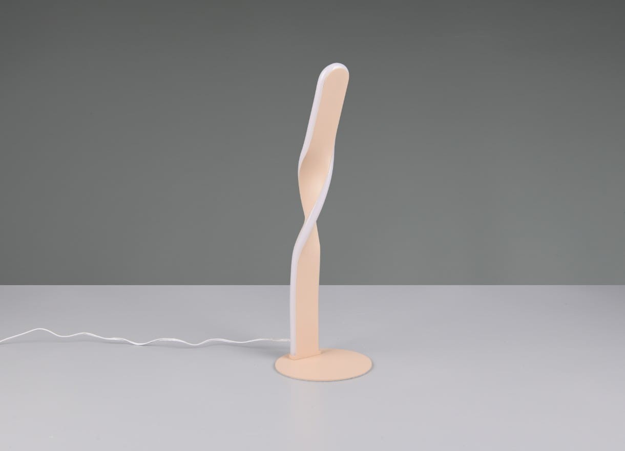 Lampa stołowa Ginko w kolorze piaskowym z jedną żarówką LED 10W. Ma nowoczesny, smukły kształt z lekko skręconą podstawą, ustawiona na płaskiej powierzchni, z widocznym kablem zasilającym. Tło szare, minimalistyczne.