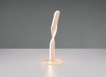 Lampa stołowa Ginko w kolorze piaskowym, o nowoczesnym, skręconym kształcie. Ustawiona na okrągłej podstawie, wykonana z tworzywa sztucznego. Źródło światła LED o mocy 10W. Tło szare, produkt w centralnej części kadru.
