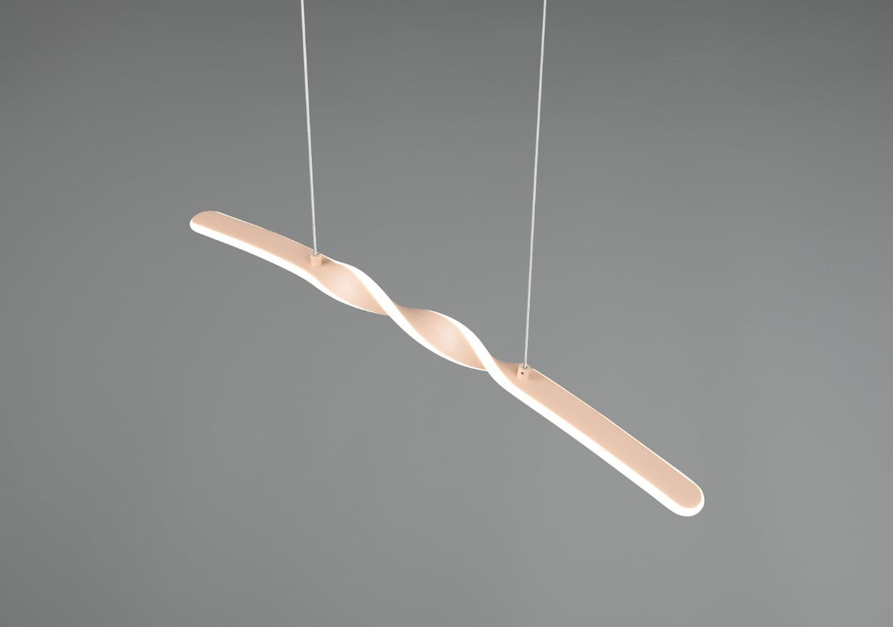 Lampa wisząca Ginko w kolorze piaskowym, z jedną żarówką LED o mocy 18W. Produkt ma wydłużony, falisty kształt, zawieszony na cienkich linkach. Tło zdjęcia jest szare, co uwydatnia subtelny design lampy.