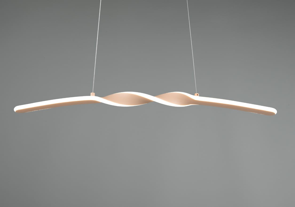 Lampa wisząca Ginko w kolorze piaskowym, z LED 18W, o falistym kształcie. Zawieszona na cienkich linkach, z widoczną, gładką powierzchnią. Ujęcie frontalne, na jednolitym szarym tle.