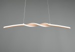 Lampa wisząca Ginko w kolorze piaskowym, z LED 18W, o falistym kształcie. Zawieszona na cienkich linkach, z widoczną, gładką powierzchnią. Ujęcie frontalne, na jednolitym szarym tle.