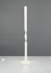 Lampa podłogowa Ginko w kolorze białym, z metalowym okrągłym podstawą i smukłym, spiralnym korpusem. Kąt ujęcia frontalny, produkt leży na stole. Widoczny kabel z włącznikiem. Działa na 1xLED 19W.
