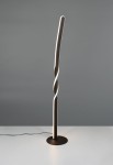 Lampa podłogowa Ginko w kolorze czarnym, wykonana z metalu, o smukłym, spiralnym kształcie. Posiada jedną żarówkę LED o mocy 19W. Stoi na okrągłej podstawie, z widocznym przewodem zasilającym, na szarym tle.